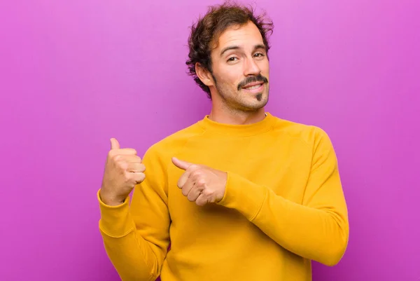 Junger Gutaussehender Mann Lächelt Fröhlich Und Zeigt Beiläufig Auf Den — Stockfoto