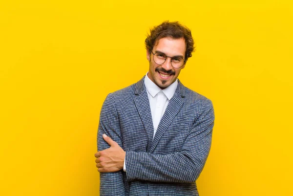 Joven Hombre Guapo Riendo Tímidamente Alegremente Con Una Actitud Amistosa —  Fotos de Stock