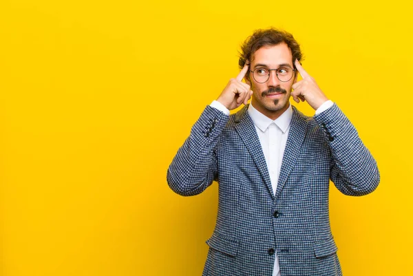 Junger Gutaussehender Mann Der Sich Verwirrt Oder Zweifelnd Fühlt Sich — Stockfoto