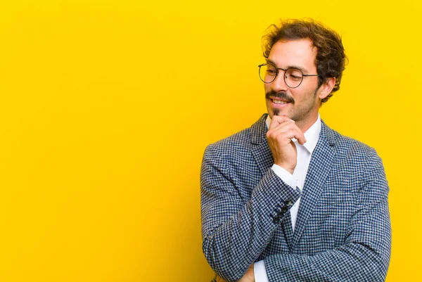 Joven Hombre Guapo Sonriendo Con Una Expresión Feliz Segura Con —  Fotos de Stock