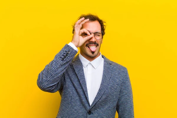 Joven Hombre Guapo Sonriendo Felizmente Con Cara Divertida Bromeando Mirando —  Fotos de Stock