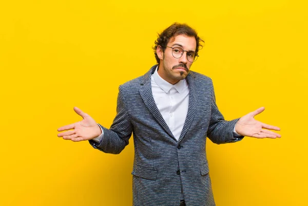 Jovem Homem Bonito Sentindo Sem Noção Confuso Não Tendo Ideia — Fotografia de Stock