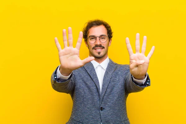 Junger Gutaussehender Mann Lächelt Und Sieht Freundlich Aus Zeigt Die — Stockfoto