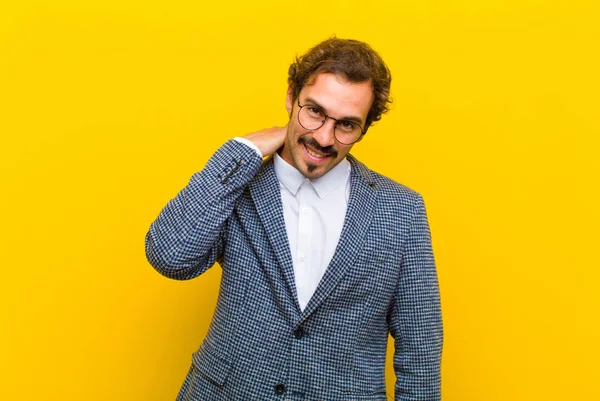 Joven Hombre Guapo Riendo Alegre Confiadamente Con Una Sonrisa Casual —  Fotos de Stock