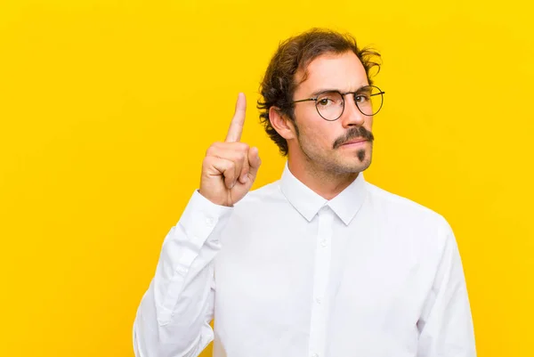 Junger Gutaussehender Mann Der Sich Wie Ein Genie Fühlt Und — Stockfoto