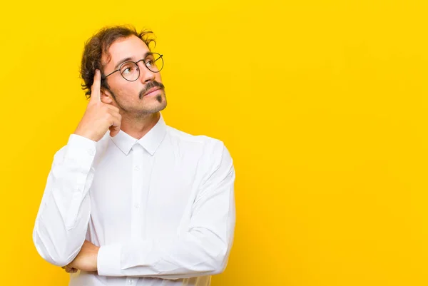 Jonge Knappe Man Met Een Geconcentreerde Blik Zich Afvragend Met — Stockfoto