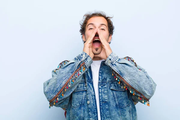 Joven Guapo Hombre Sintiéndose Feliz Emocionado Positivo Dando Gran Grito — Foto de Stock