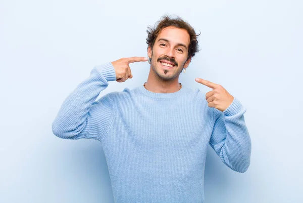 Joven Hombre Guapo Sonriendo Con Confianza Señalando Propia Sonrisa Amplia — Foto de Stock