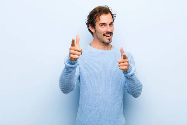 Jovem Homem Bonito Sorrindo Com Uma Atitude Positiva Bem Sucedida — Fotografia de Stock