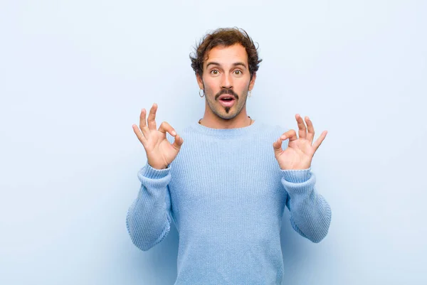 Joven Hombre Guapo Siente Sorprendido Sorprendido Sorprendido Mostrando Aprobación Haciendo — Foto de Stock