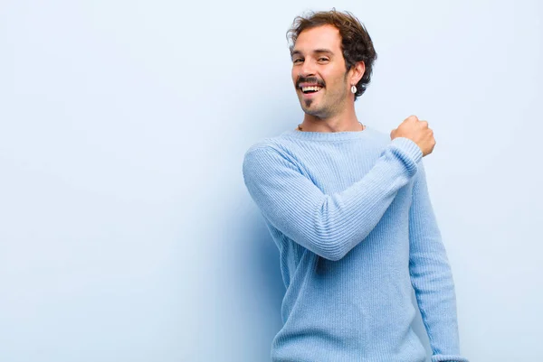 Junger Gutaussehender Mann Der Sich Glücklich Positiv Und Erfolgreich Fühlt — Stockfoto