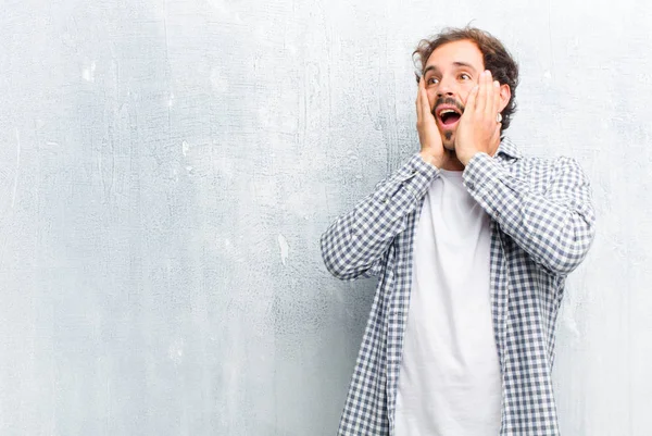 Joven Hombre Guapo Sentirse Feliz Emocionado Sorprendido Mirando Lado Con — Foto de Stock