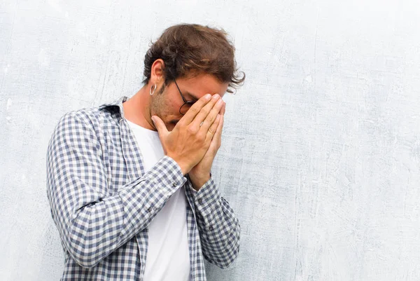 Jonge Knappe Man Bedekken Ogen Met Handen Met Een Trieste — Stockfoto