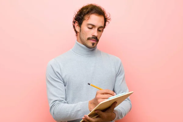 Jonge Knappe Man Met Een Vel Papier Tegen Roze Platte — Stockfoto