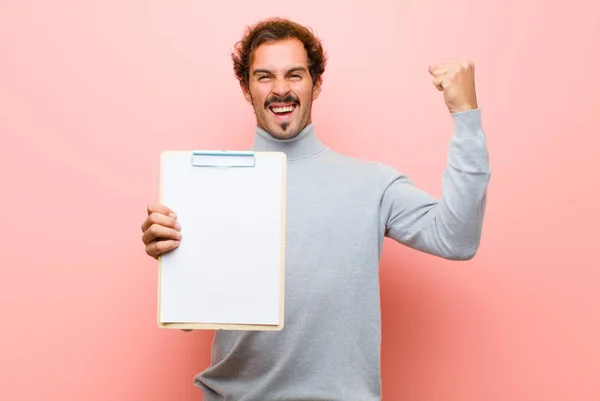 Jeune Homme Beau Avec Une Feuille Papier Contre Mur Plat — Photo