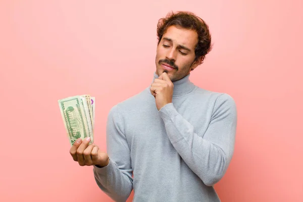 Joven Hombre Guapo Con Billetes Dólar Contra Pared Plana Rosa — Foto de Stock