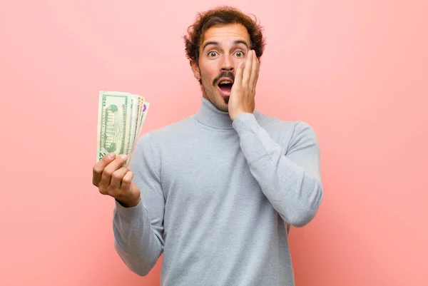 Joven Hombre Guapo Con Billetes Dólar Contra Pared Plana Rosa — Foto de Stock