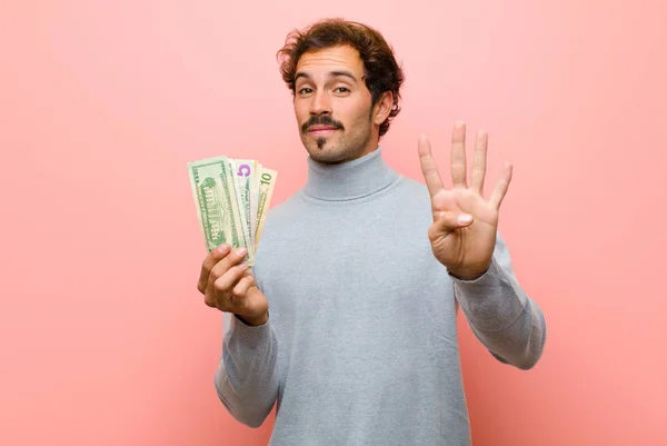Mladý Pohledný Muž Dolarovými Bankovkami Proti Růžové Ploché Zdi — Stock fotografie