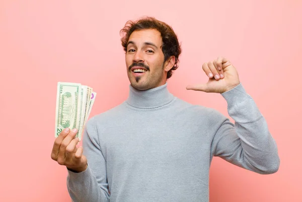 Jovem Homem Bonito Com Notas Dólar Contra Parede Plana Rosa — Fotografia de Stock