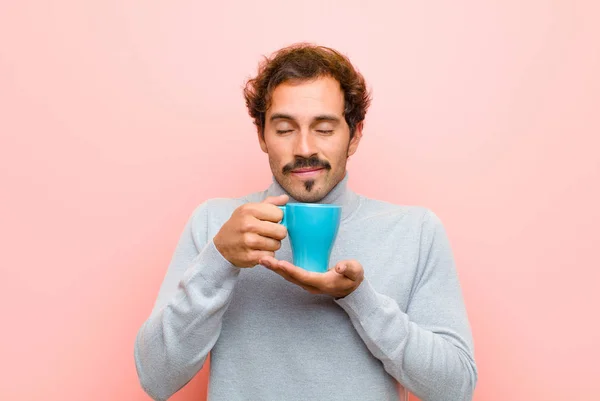 Jovem Homem Bonito Com Uma Xícara Café Contra Parede Plana — Fotografia de Stock