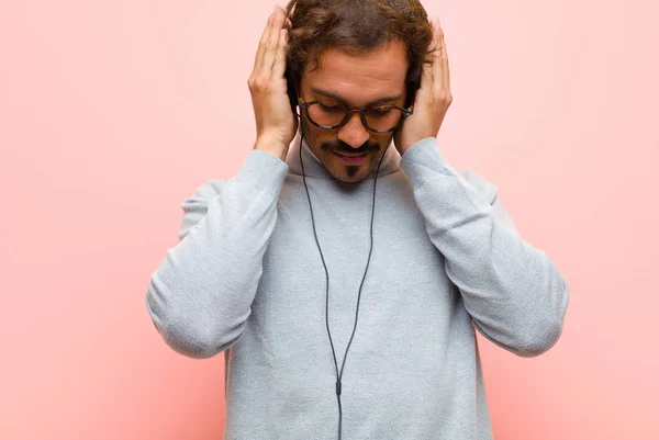 Joven Hombre Guapo Con Auriculares Contra Pared Plana Rosa —  Fotos de Stock