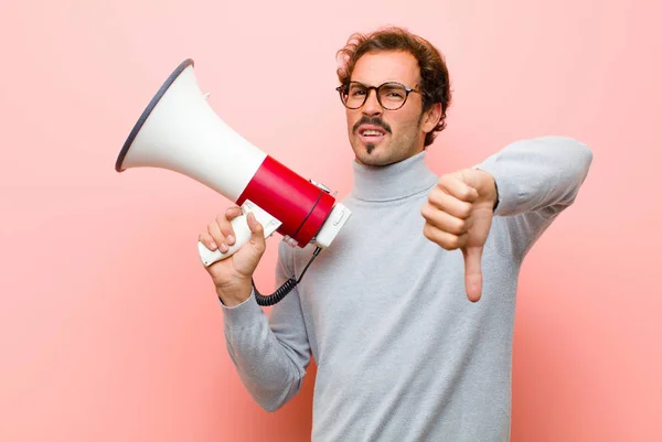 Jovem Homem Bonito Com Megafone Contra Parede Plana Rosa — Fotografia de Stock