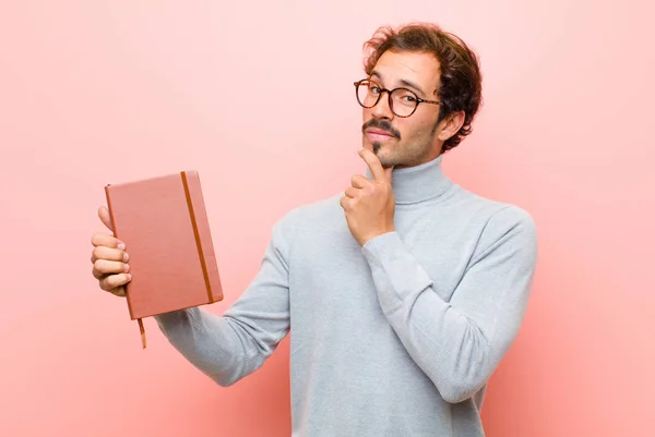 Jovem Homem Bonito Com Livro Notas Contra Parede Plana Rosa — Fotografia de Stock