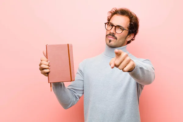 Joven Hombre Guapo Con Cuaderno Contra Pared Plana Rosa —  Fotos de Stock