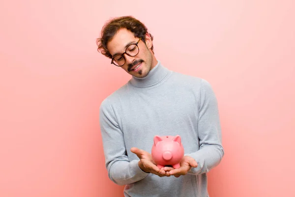 Ung Stilig Man Med Spargris Mot Rosa Platt Vägg — Stockfoto