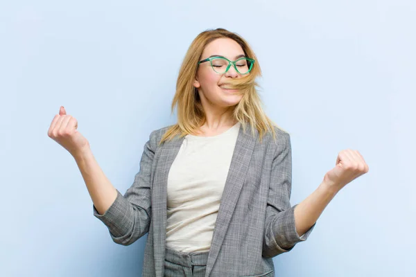 年轻漂亮的金发女人看上去非常快乐和惊讶 庆祝成功 叫喊着跳过平坦的墙壁 — 图库照片