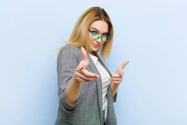 Ung Söt Blond Kvinna Känner Sig Glad Cool Nöjd Avslappnad — Stockfoto