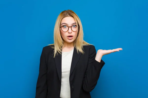 Jong Mooi Blond Vrouw Kijken Verrast Geschokt Met Kaak Laten — Stockfoto