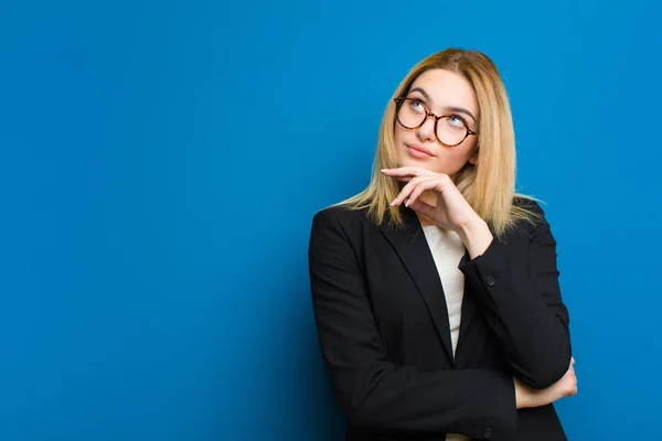 Jong Mooi Blond Vrouw Gevoel Bedachtzaam Afvragen Verbeelden Ideeën Dagdromen — Stockfoto