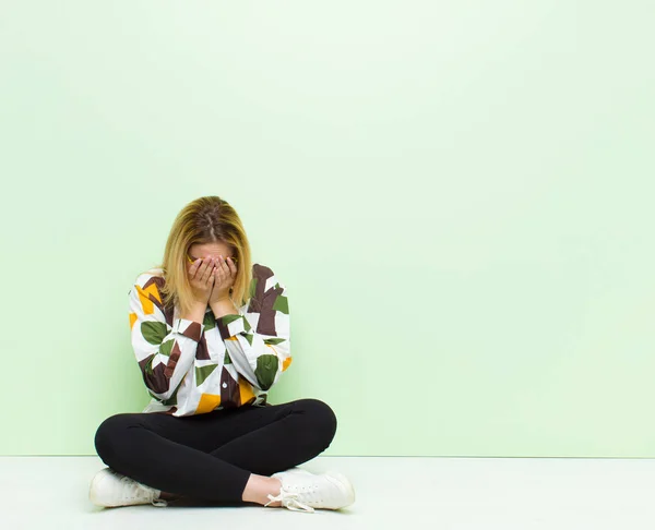 Jonge Blonde Vrouw Voelt Zich Verdrietig Gefrustreerd Nerveus Depressief Bedekken — Stockfoto