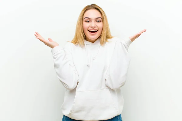 Joven Rubia Sintiéndose Feliz Excitada Sorprendida Sorprendida Sonriendo Asombrada Ante — Foto de Stock