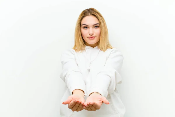 Giovane Donna Bionda Sorridente Felicemente Con Amichevole Fiducioso Sguardo Positivo — Foto Stock