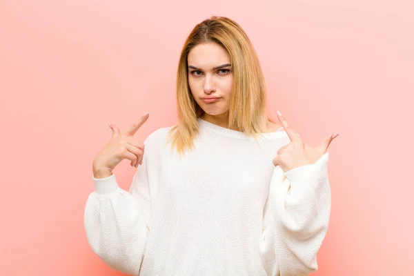 Giovane Bella Donna Bionda Con Cattivo Atteggiamento Guardando Orgoglioso Aggressivo — Foto Stock