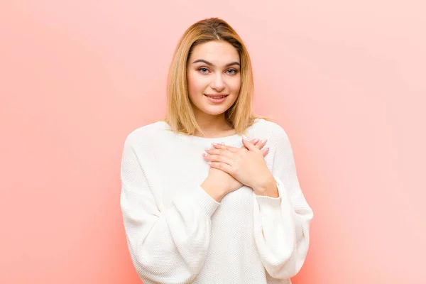 Jovem Mulher Loira Bonita Sentindo Romântico Feliz Apaixonado Sorrindo Alegremente — Fotografia de Stock