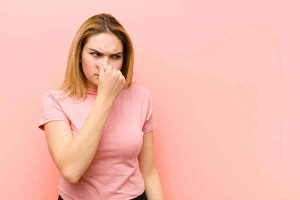 Ung Söt Blond Kvinna Känner Äcklad Hålla Näsan För Att — Stockfoto