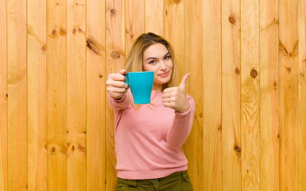 Jong Mooi Blond Vrouw Met Een Koffie Kopje Tegen Houten — Stockfoto