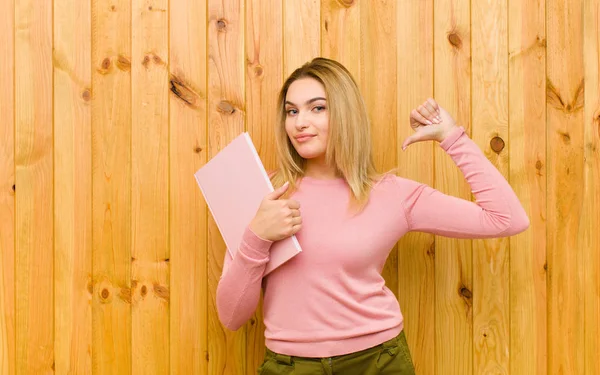 Junge Hübsche Blonde Frau Mit Büchern Gegen Holzwand — Stockfoto