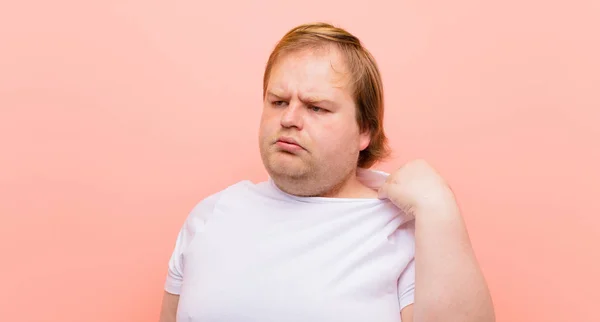 Jovem Grande Tamanho Homem Sentindo Estressado Ansioso Cansado Frustrado Puxando — Fotografia de Stock