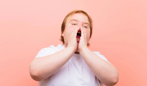 Giovane Uomo Grandi Dimensioni Sentirsi Felice Eccitato Positivo Dando Grande — Foto Stock