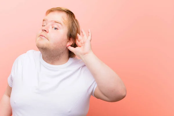 Jeune Homme Grande Taille Souriant Regardant Curieusement Sur Côté Essayant — Photo