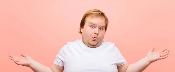 Joven Hombre Gran Tamaño Sintiéndose Feliz Emocionado Sorprendido Sorprendido Sonriendo —  Fotos de Stock