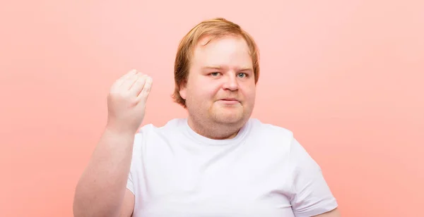 Jovem Grande Tamanho Homem Fazendo Capice Gesto Dinheiro Dizendo Lhe — Fotografia de Stock