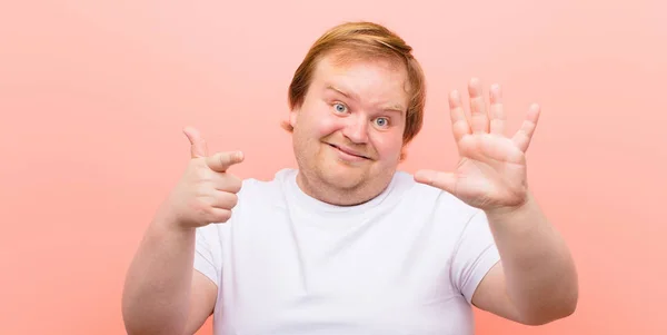 Jovem Grande Tamanho Homem Sorrindo Olhando Amigável Mostrando Número Sete — Fotografia de Stock