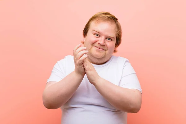 Jeune Homme Grande Taille Sentant Heureux Réussi Souriant Applaudissant Les — Photo