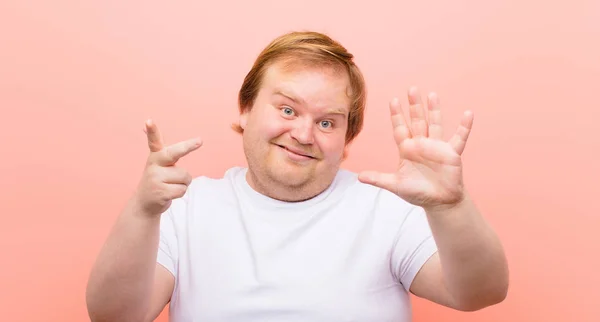 Jovem Grande Tamanho Homem Sorrindo Olhando Amigável Mostrando Número Oito — Fotografia de Stock