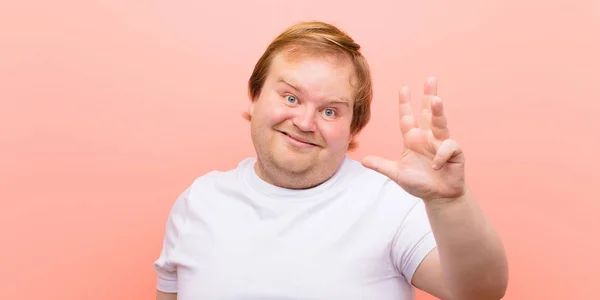 Jovem Grande Tamanho Homem Sorrindo Olhando Amigável Mostrando Número Quatro — Fotografia de Stock